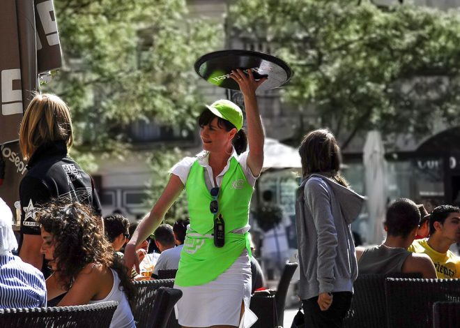 Ayudar al camarero a recoger la mesa parece un gesto amable: los psicólogos ven algo mucho más profundo